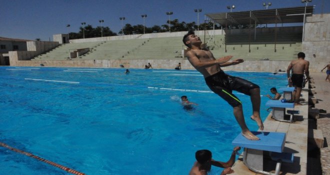 Bin 200 Çocuk Ve Genç Serinlemek İçin Olimpik Havuza Gidiyor