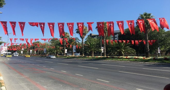 15 Temmuzun Yıl Dönümünde Vatan Caddesi Türk Bayraklarıyla Donatıldı
