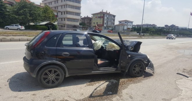 Otomobil Hafriyat Kamyonunun Altına Girdi: 1 Ölü