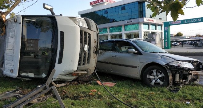 Samsunda Otomobil İle Kamyonet Çarpıştı