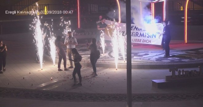 Kavşakta Yapılan Evlilik Teklifi Şehir Polis Kamerasına Takıldı