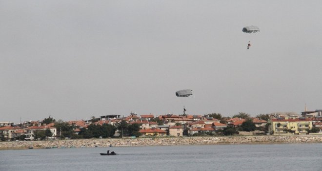 Beyşehir Gölünde Paraşütle Nefes Kesen Eğitim Tatbikatı