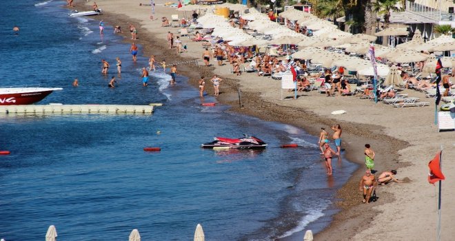 Denizde Can Pazarı Yaşanırken Turistlerin Deniz Keyfi Pes Dedirtti
