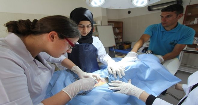 Stajyer Öğrenciler İlk Defa Ameliyat Heyecanı Yaşadı