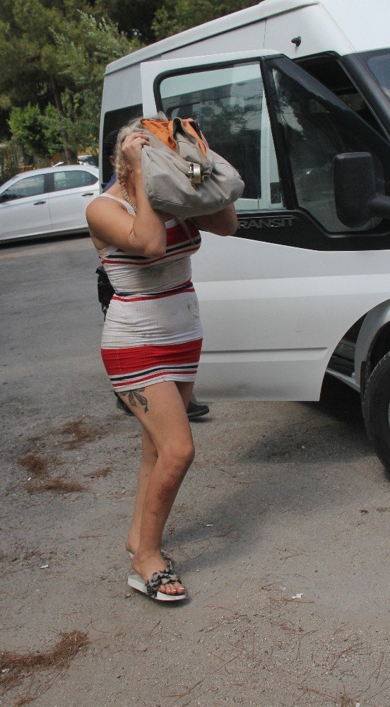 Polisi Darp Eden Travesti İle Sevgilisi Adliyeye Sevk Edildi