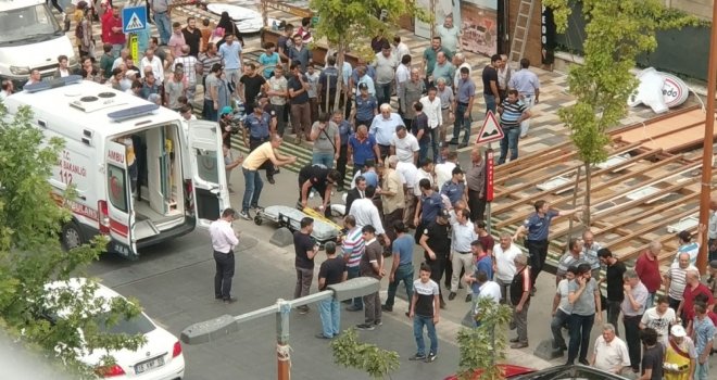 Anne Ve Kızının Üzerine Reklam Tabelası Düştü