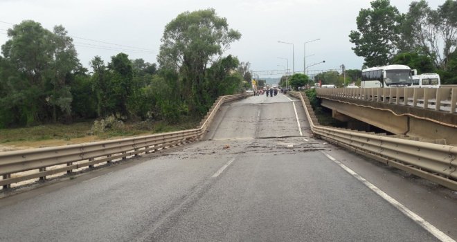 Ordunun Ünye İlçesinde Karadeniz Sahil Yolu Üzerinde Bulunan Köprü, Sel Suları Nedeniyle Çöktü.