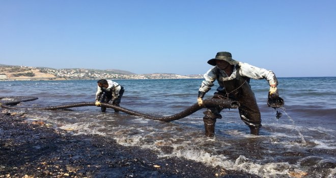 Foçada Denizdeki Akaryakıtı Temizleme Çalışmaları Devam Ediyor