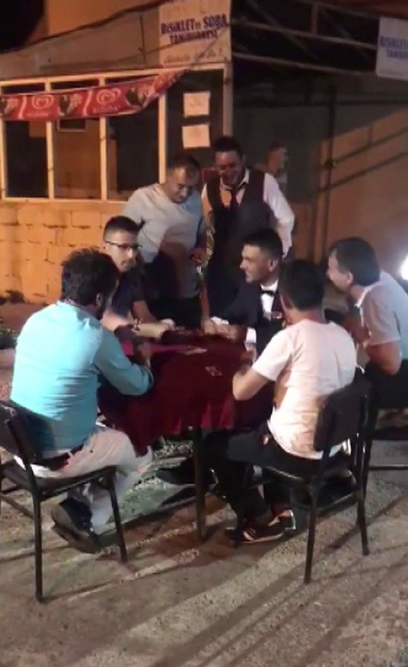 Düğün Konvoyunun Önünü Masayla Kesip, Damada Kağıt Oyunu Oynattılar