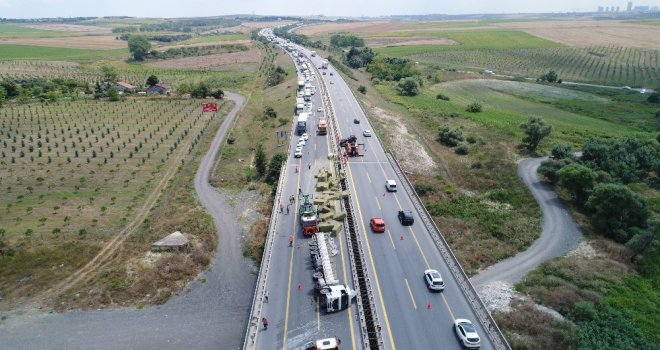 Tem Otoyolunda Saman Yüklü Kamyon Devrildi, Oluşan Trafik Havadan Görüntülendi