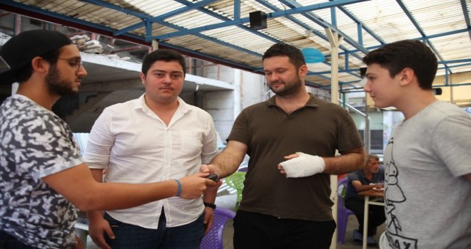 Yerde Buldukları Cüzdanın Sahibini Sosyal Medyada Buldular