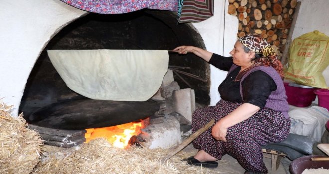 Yozgatta Yufka Ekmekler İmece Usulüyle Hazırlanıyor