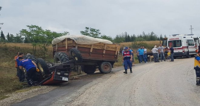 Bilecikte Traktör İle Otomobil Çarpıştı: 1 Ölü, 2 Yaralı