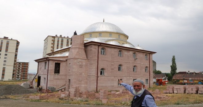 Cami Minarelerine Kavuşuyor
