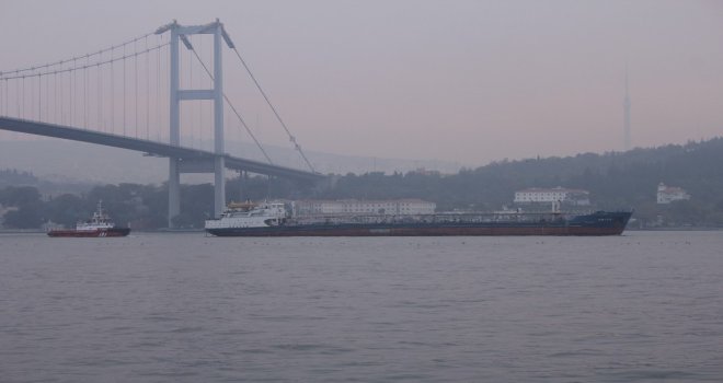 Arızalanan Gemi İstanbul Boğazında Römorkörlerle Geçirildi