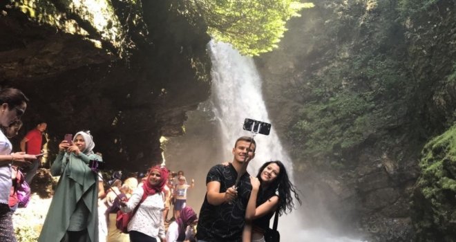 Akın Akın Şelaleyi Görmek Ve Resim Çektirmek İçin Geliyorlar