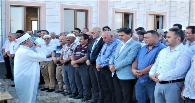 Eski Vali İpekin Annesi Toprağa Verildi