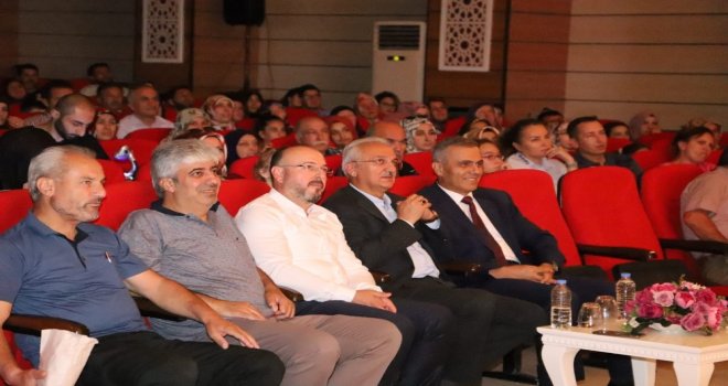 Erzincan Belediyesi Şehir Tiyatrosu Evcilik Oyununu Sahnelendi