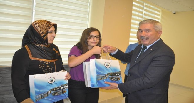 Kuran-I Kerim Öğrenen Miniklere Tablet Hediyesi