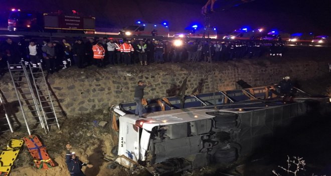 Otobüs Su Kanalına Devrildi: 7 Ölü, 25 Yaralı