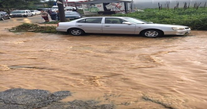 Kocaelinin Gebze İlçesine Bağlı Tavşanlı Köyünde Bulunan Ballıkayalarda Piknik Yapmaya Giden 8 Kişi Mahsur Kaldı. Selde Mahsur Kalan 8 Kişiyi Kurtarmak İçin Çalışma Başlatıldı. Olay Yerine Helikopter