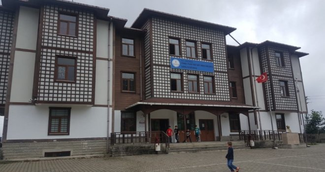 Rizede Öğretmenler Okul Duvarlarını Boyadı