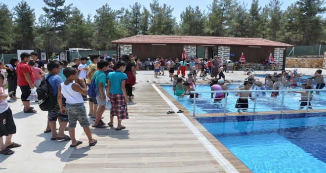 Buldanda Çocuklar Yüzme Öğreniyor