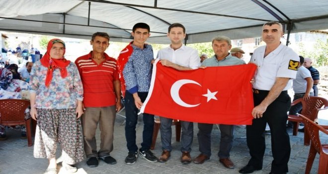 Kaymakam İrdelpten Askere Gidecek Gence Türk Bayrağı
