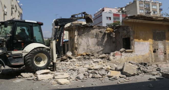 Akdenizde Metruk Binaların Yıkımı Devam Ediyor