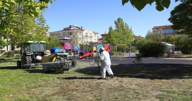Çocuk Oyun Alanları Ve Dinlenme Parklarında İlaçlama Sürüyor