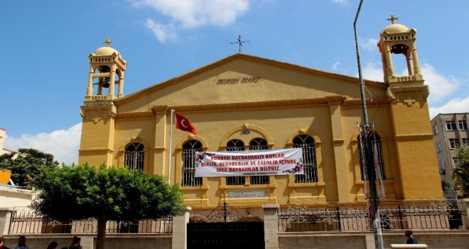 Hıristiyanlar Kurban Bayramını Kiliseye Pankart Asarak Kutladı