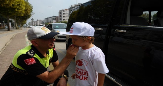 Trafikte Hatalı Anne-Babalara Kırmızı Düdük