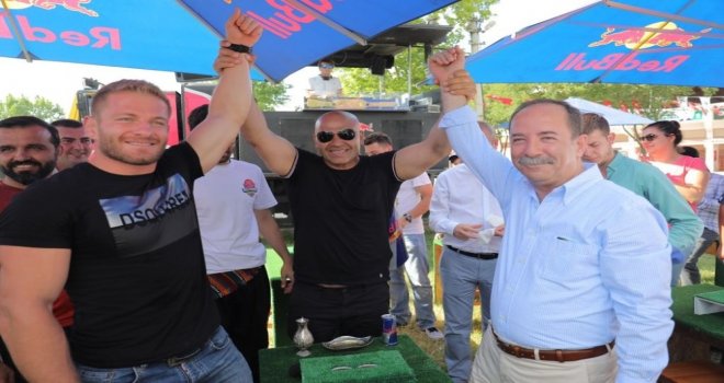Başakşehirde Sokak Hayvanlarına 1 Kap Su 1 Kap Mama