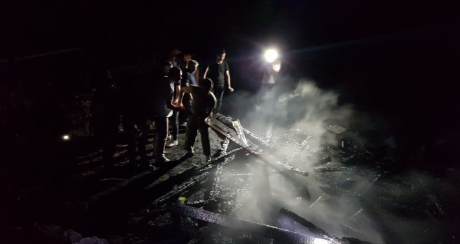 Arı Kovanları Yandı, Yangını Söndüren Vatandaşlara Arılar Saldırdı