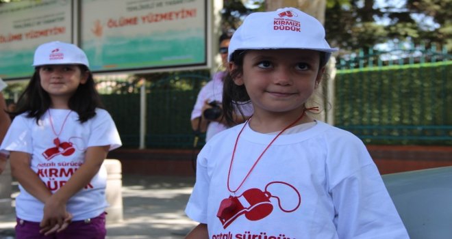 Çocuklar Kırmızı Düdükle Trafik Polisi Oldu