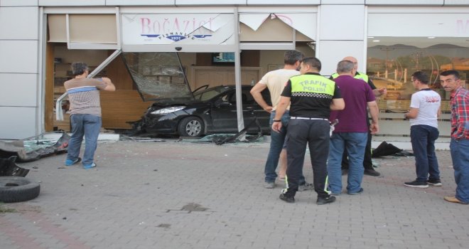 Kontrolden Çıkan Otomobil Pişmaniye Dükkanına Girdi, Müşteriler Ölümden Döndü