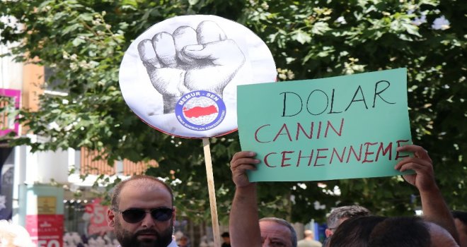 Boluda Dolar Fotokopisini Önce Ayaklar Altına Aldılar, Sonra Yaktılar