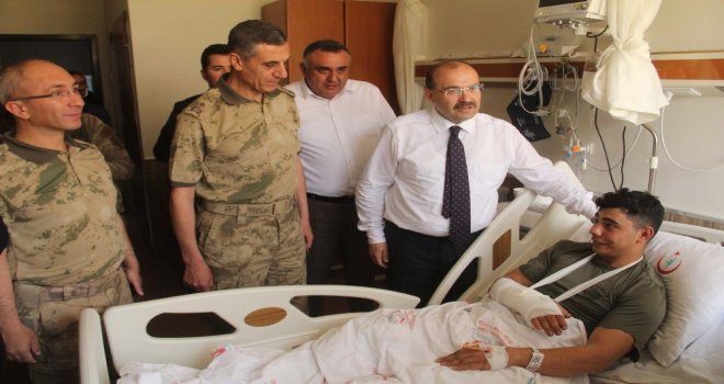 Vali Ustaoğlundan Yaralı Askere Ziyaret