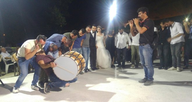 Davul Çalarken Kendinden Geçiyor, O Anlar İzlenme Rekorları Kırıyor