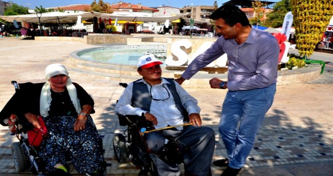 Engelli Çift Sarıgöldeki Değişime Hayran Kaldı