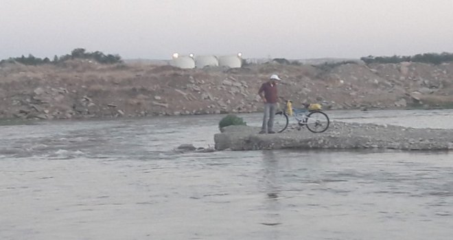Bisikleti İle Suda Mahsur Kaldı