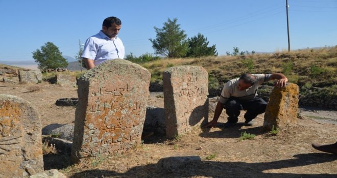 Osmanlı Dönemine Ait Mezar Taşları İncelendi