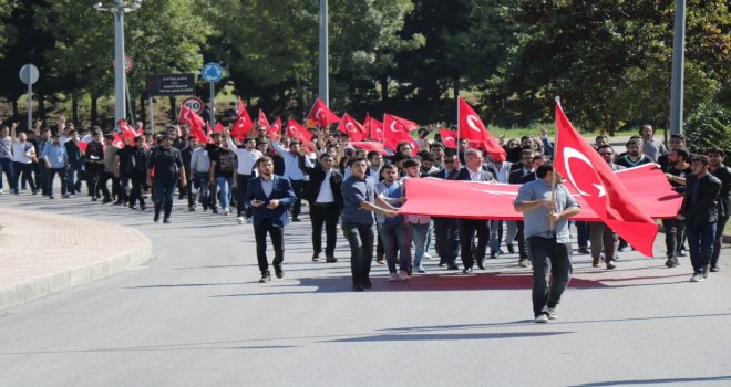 Üniversite Öğrencilerinden Bayrak Yürüyüşü