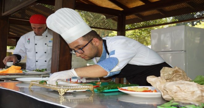 Pasta Ve Yemek Yapmak İçin Aydında Kampa Girdiler