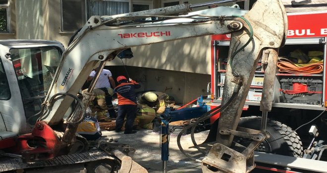 Kadıköyde Kuyuya Düşen Kamyon Şoförünü İtfaiye Kurtardı