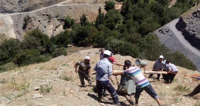 Yol Olmayınca 515 Kiloluk Trafoyu El Birliği İle Tepeye Taşıdılar