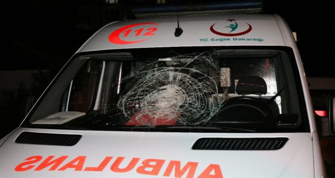 Samsunda Taşlarla Ambulansın Camlarını Kırdılar