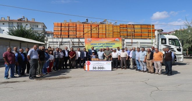 Elazığda Arıcılara Kovan Dağıtıldı