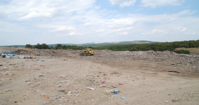 Sarosun Göbeğine Dökülen Çöpler Toplanıyor