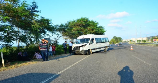 Kapalı Kasa Kamyonetle Minibüs Çarpıştı: 11 Yaralı
